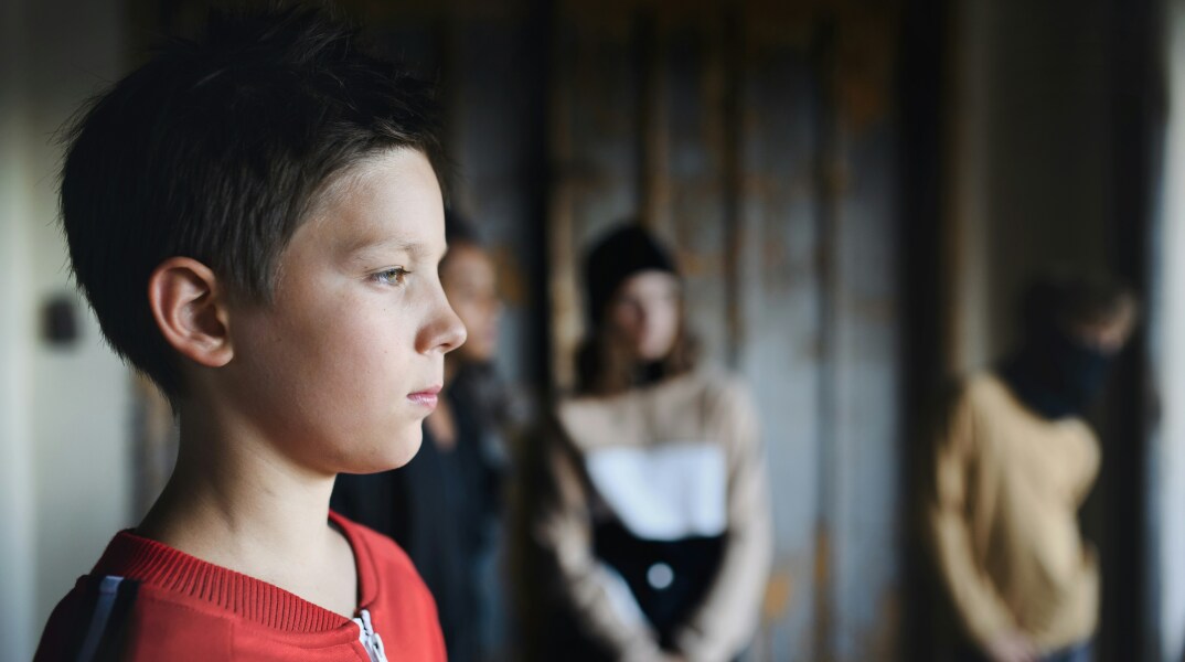 Ανήλικος και πίσω του άλλη ομάδα ανηλίκων