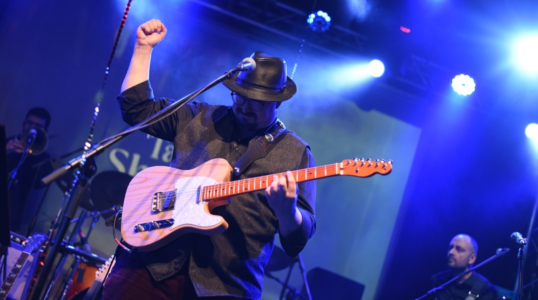 Τάσος Σκούρας: Ο κιθαρίστας που θα εκπροσωπήσει την Ελλάδα στο European Blues Challenge