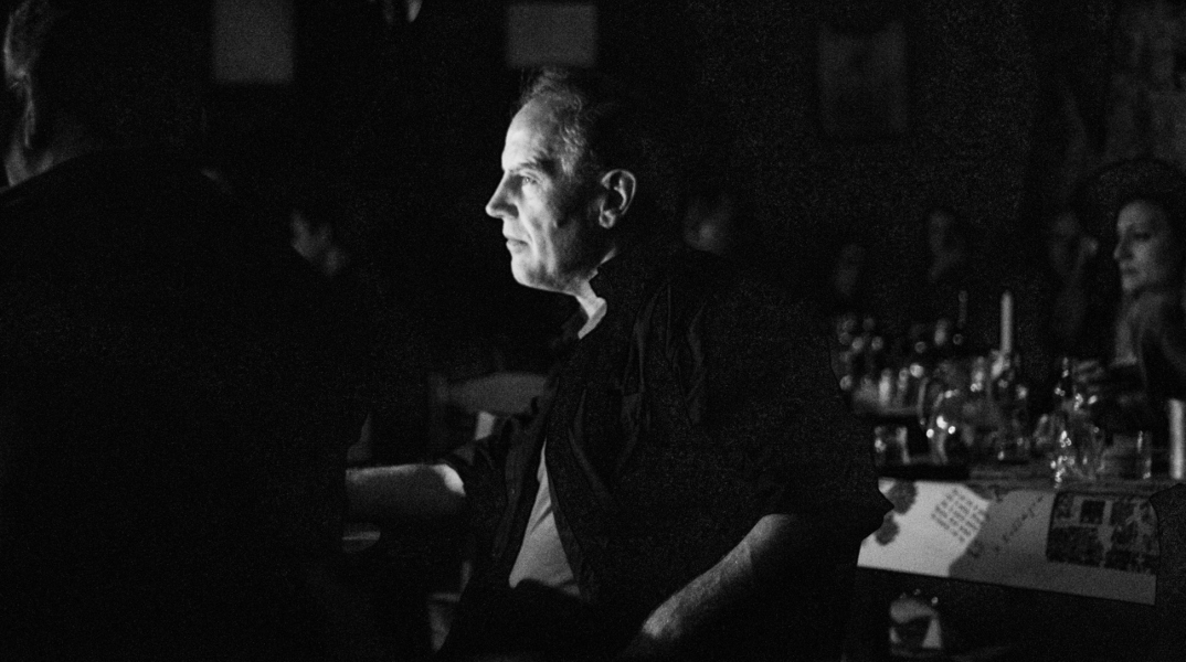 Ο Γιώργος Φλωράκης αποχαιρετά τον συγγραφέα και δημοσιογράφο Δημήτρη Φύσσα.