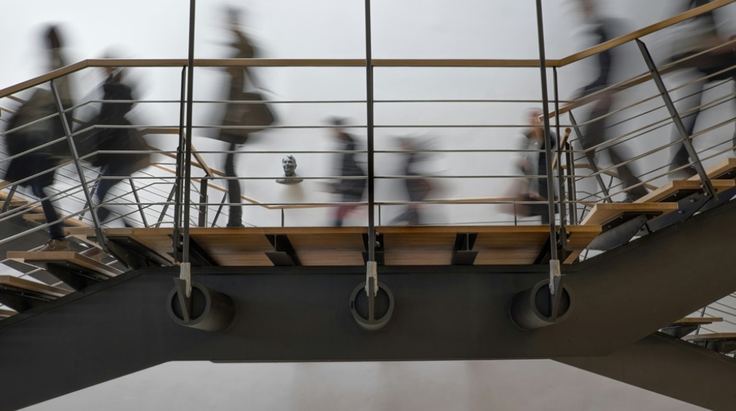 Σκιές φοιτητών που περπατούν σε χώρο πανεπιστημίου