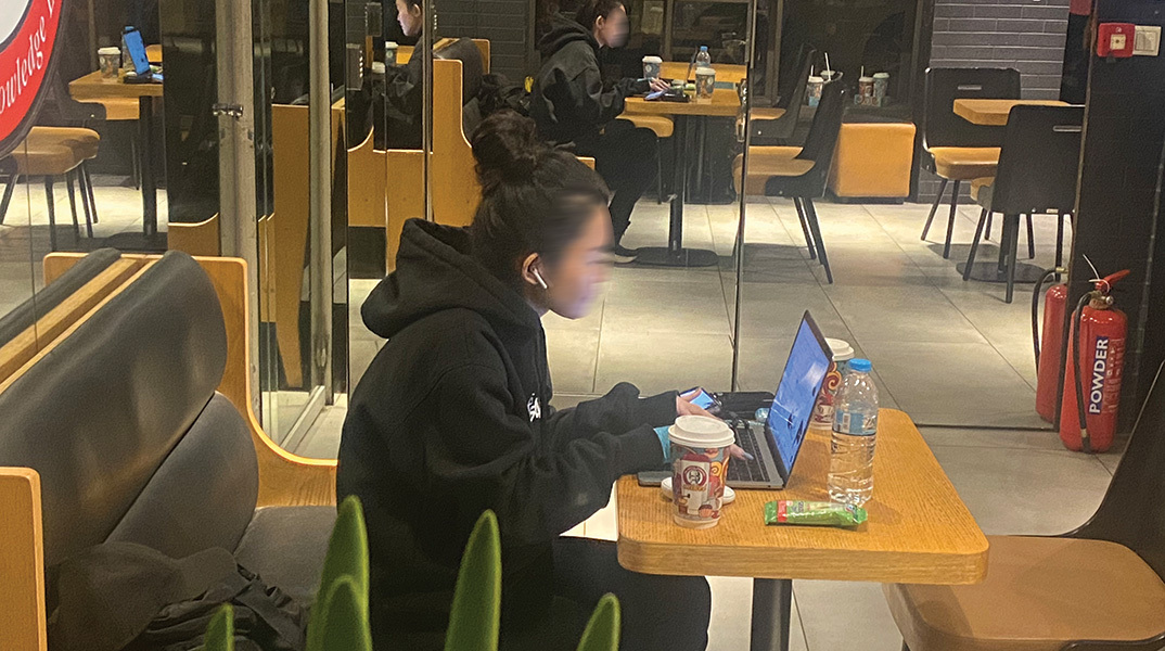 Σε βλέπω να δουλεύεις μόνη