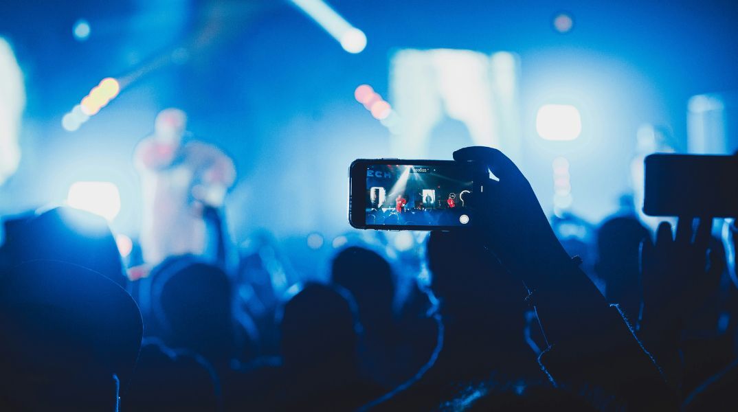 Υπέρ του νομοσχεδίου του ΥΠΠΟ για την προστασία και την ενίσχυση του ελληνόφωνου τραγουδιού πάνω από 150 Έλληνες καλλιτέχνες.