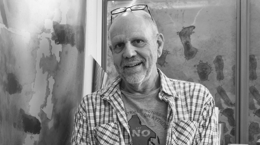 Ο καλλιτέχνης Μανώλης Χάρος