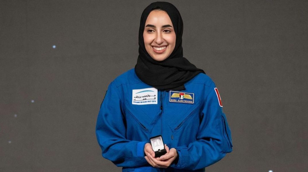 Διάστημα: Η αστροναύτης από τα Ηνωμένα Αραβικά Εμιράτα Νόρα Αλ Ματρούσι ετοιμάζεται για προσελήνωση - Ειδική στολή με χιτζάμπ κατασκευάζει η NASA.