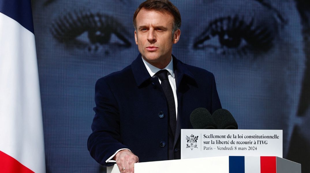 Παγκόσμια Ημέρα της Γυναίκας - Γαλλία: Ο πρόεδρος Εμανουέλ Μακρόν θέλει να εγγράψει την άμβλωση στον Χάρτη Θεμελιωδών Δικαιωμάτων της ΕΕ.