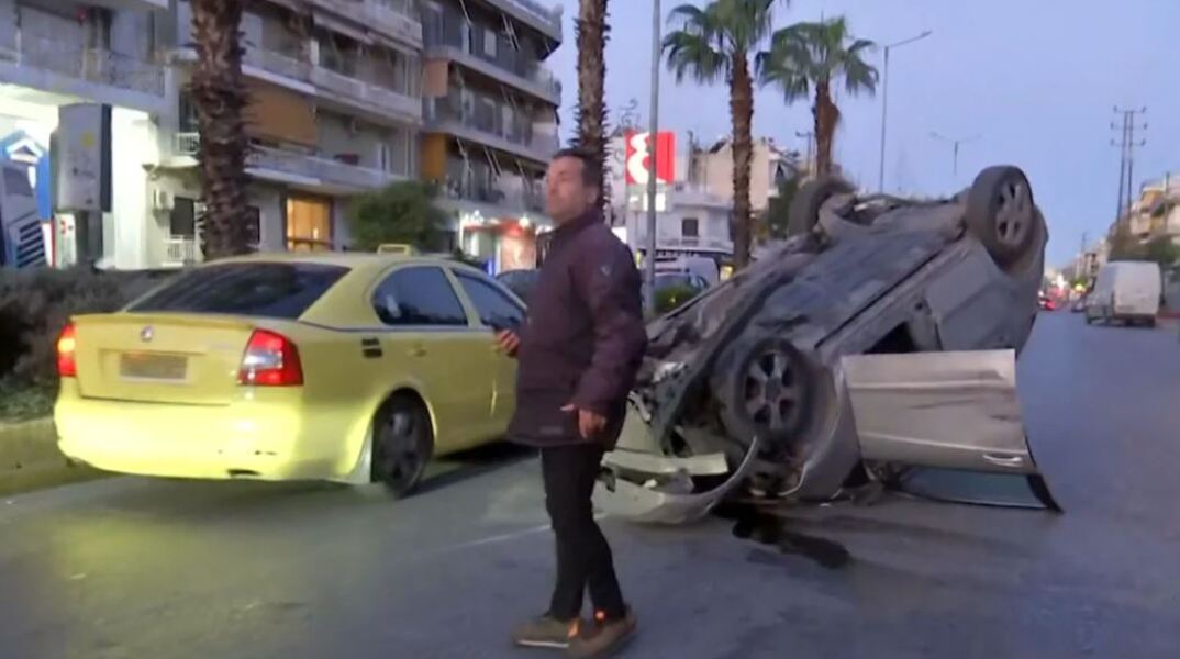 Τροχαίο με ντελαπαρισμένο αυτοκίνητο στη Γρηγορίου Λαμπράκη στον Κορυδαλλό