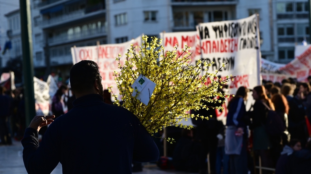 Μη κρατικά πανεπιστήμια: Έξω από τη Βουλή παραμένουν οι διαδηλωτές