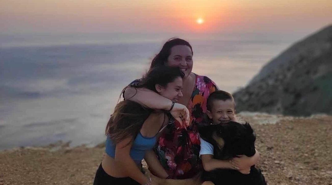 Η Έφη Γεωργακά με τα δύο από τα τρία της παιδιά στη Γαύδο