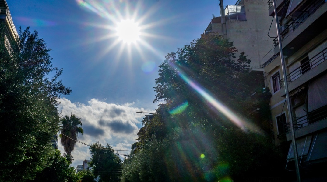 Ηλιοφάνεια και λίγα σύννεφα στον αττικό ουρανό