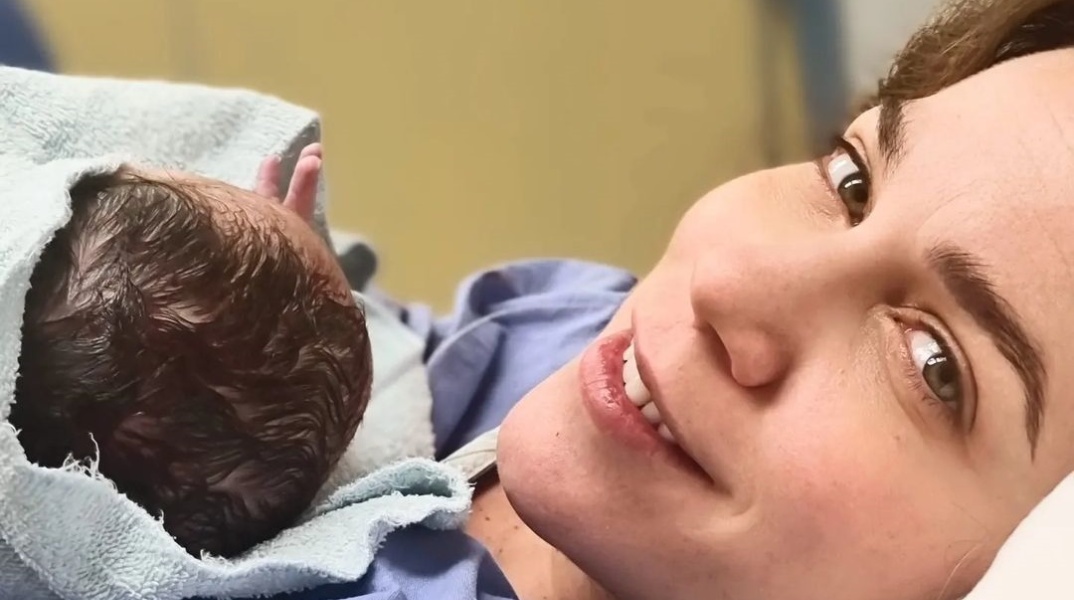 Η Κατερίνα Στικούδη αγκαλιά με τον δεύτερο γιο της, Νικόλα