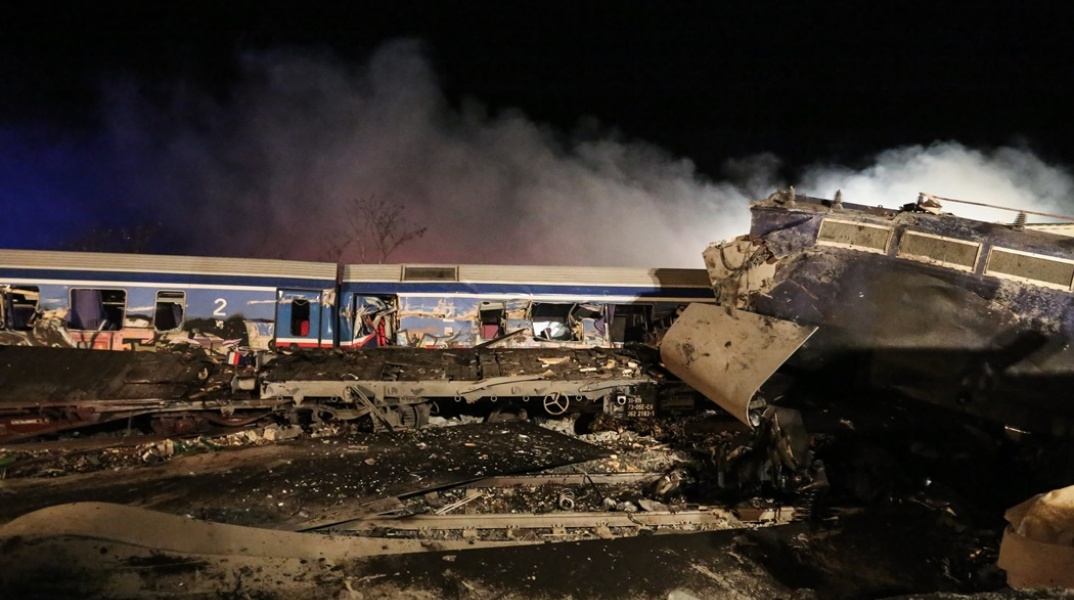 Βαγόνια της επιβατικής αμαξοστοιχίας μετά τη σύγκρουση των τρένων στα Τέμπη
