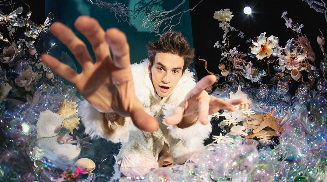 Ο Jacob Collier, «ο πολύχρωμος Mozart της Gen Z», έρχεται για πρώτη φορά στην Ελλάδα