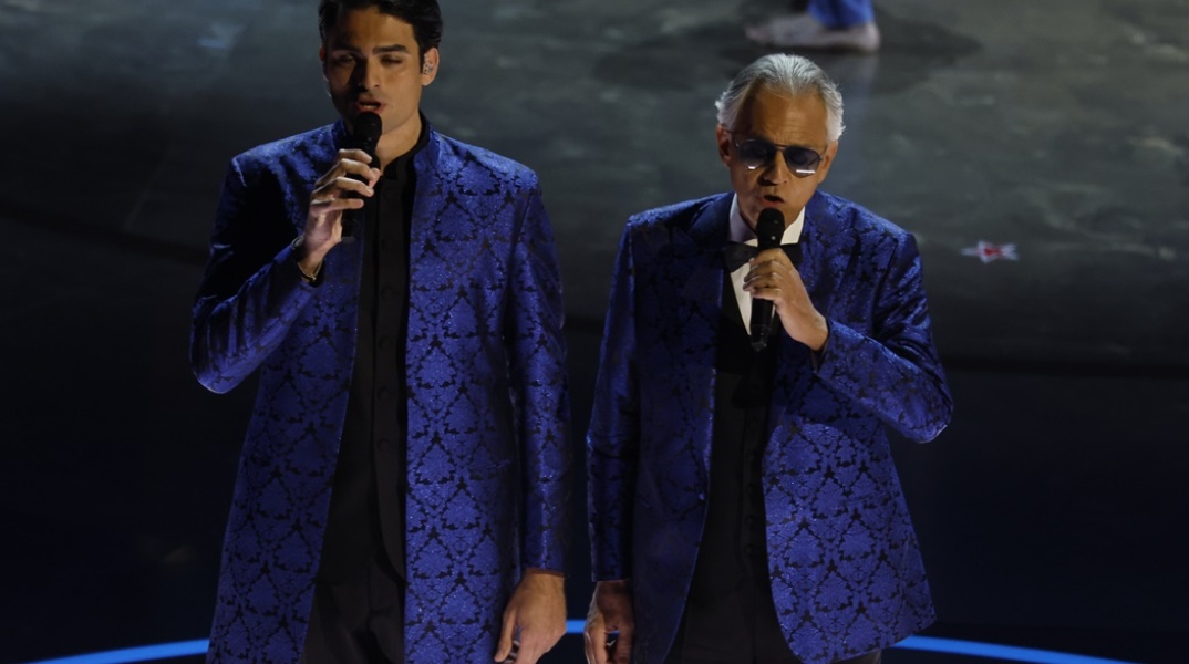 Ο Andrea Bocelli με τον γιο του, Matteo στη σκηνή των Όσκαρ 2024