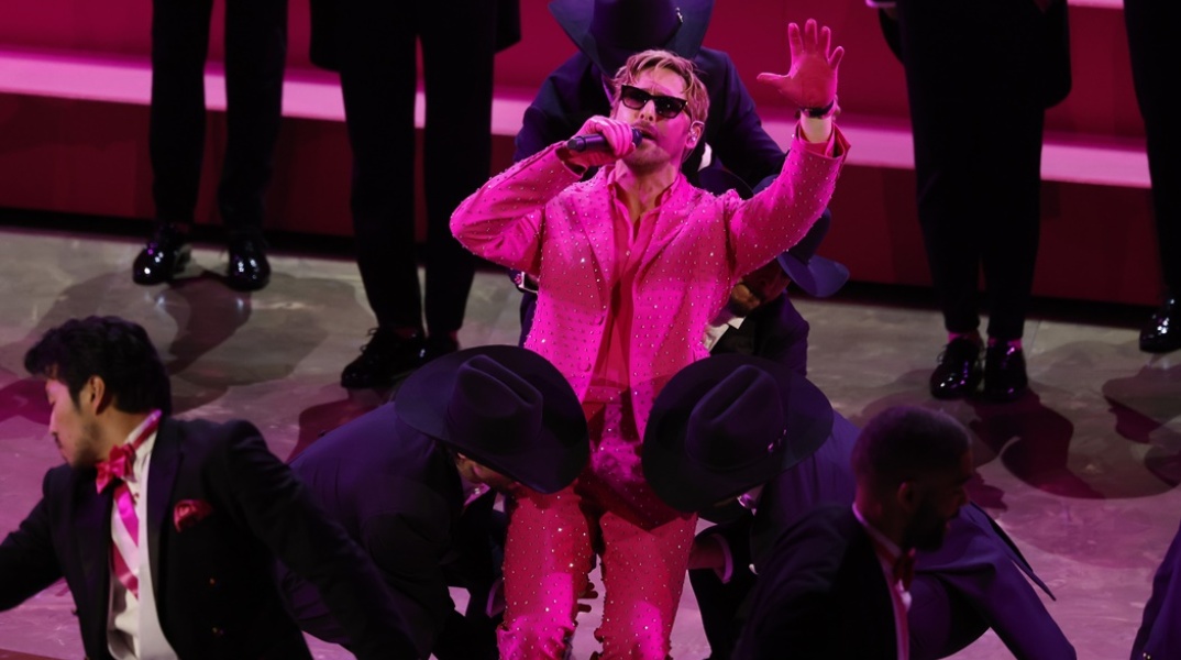 Ο Ryan Gosling με ροζ κουστούμι και γάντια τραγούδησε στη σκηνή των Οσκαρ 2024 το τραγούδι από την ταινία Barbie «I' m Just Ken»