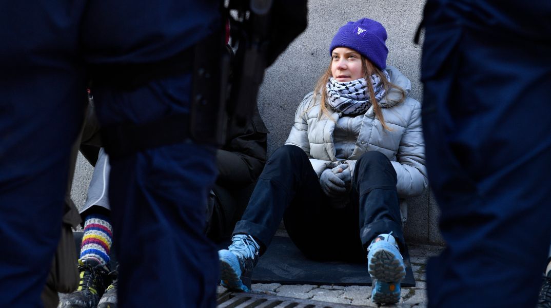 Η αστυνομία απομάκρυνε την Γκρέτα Τούνμπεργκ και άλλους ακτιβιστές για το κλίμα που είχαν αποκλείσει την είσοδο του σουηδικού κοινοβουλίου.