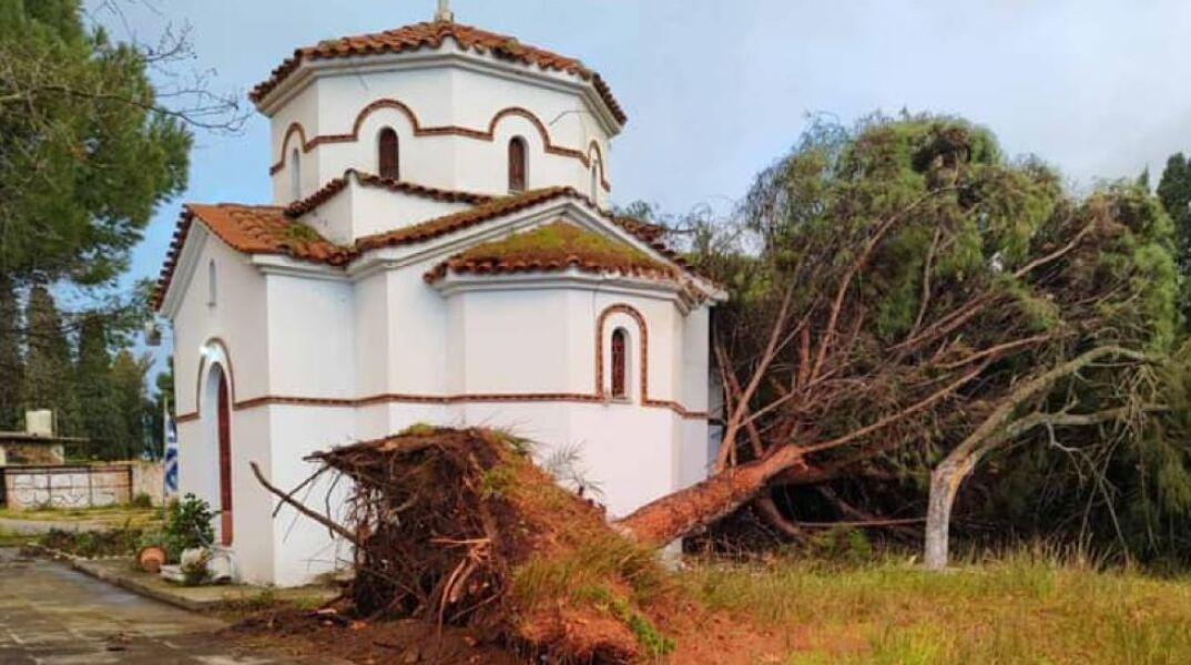 Ανεμοστρόβιλος «χτύπησε» τα ξημερώματα το Μεσολόγγι