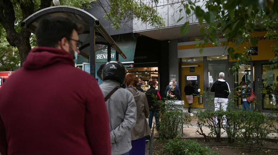 Ουρά για την ανάληψη χρημάτων από ΑΤΜ