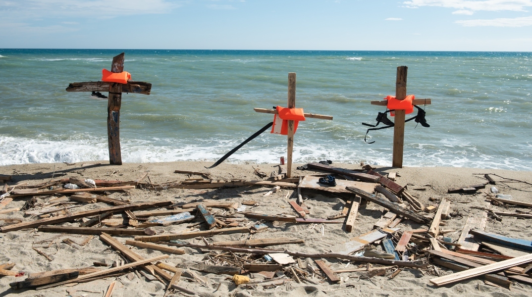 Το 2023 καταγράφηκε ως η πιο θανατηφόρα χρονιά για μετανάστες με σχεδόν 8.600 θανάτους