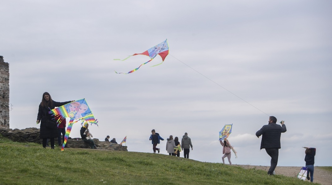 Καθαρά Δευτέρα - Γονείς με τα παιδιά τους πετούν χαρταετό