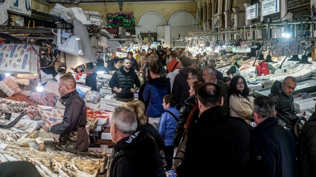 Πολίτες στην Ιχθυαγορά της Βαρβακείου