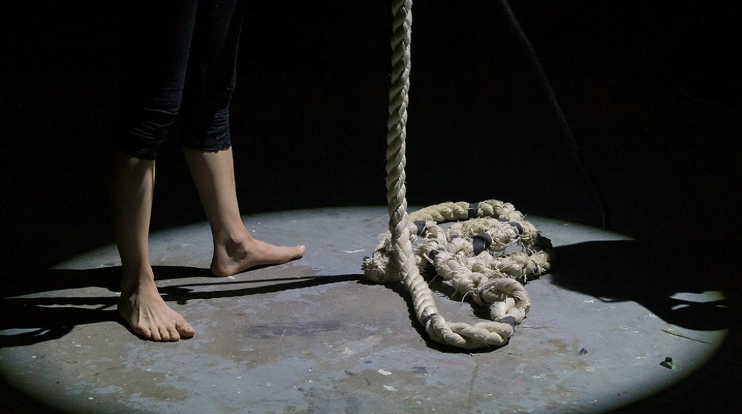 Άνδρας με σκοινί - Εικόνα που διαμορφώνει την εντύπωση περί αυτοκτονίας με θηλιά