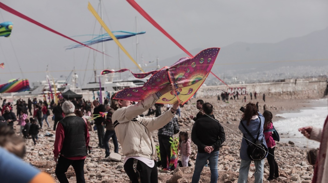 Το πέταγμα του χαρταετού στον Πειραιά ανήμερα την Καθαρά Δευτέρα