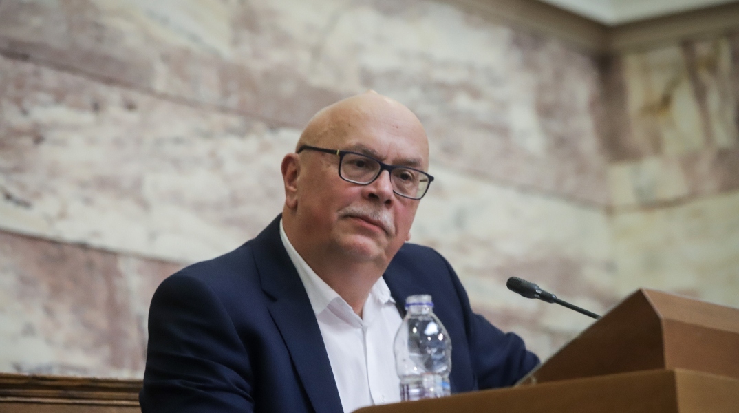 «Νίκος Πουλαντζάς»: Με αιχμές προς Κασσελάκη η παραίτηση Δουζίνα