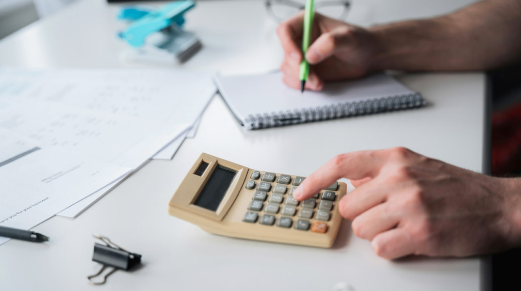 Μεσήλικες, φτωχοί και χρεωμένοι