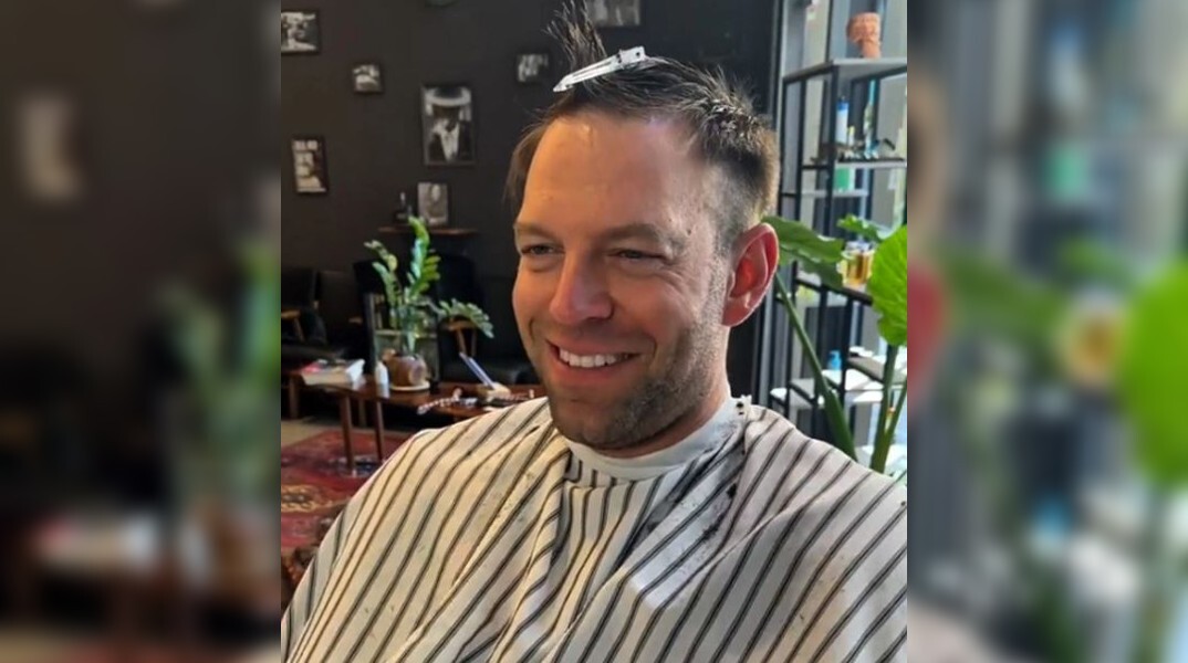 Το viral βίντεο του Στέφανου Κασσελάκη στο TikTok με το κούρεμα και το ξύρισμα