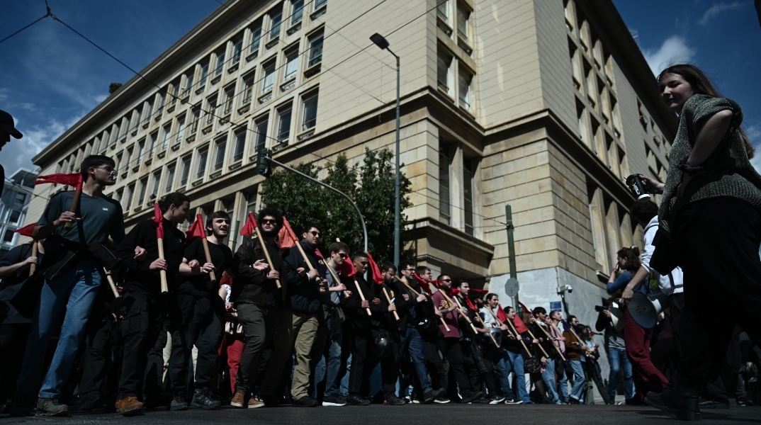 Συλλαλητήριο για τα μη κρατικα΄ΑΕΙ σε εξέλιξη