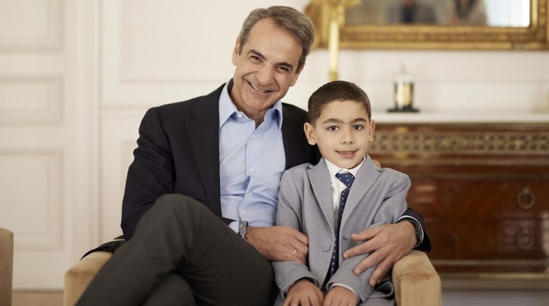 Ο (μικρός) Μάξιμος το «γούρι» του Κυριάκου Μητσοτάκη βρέθηκε στο Μαξίμου