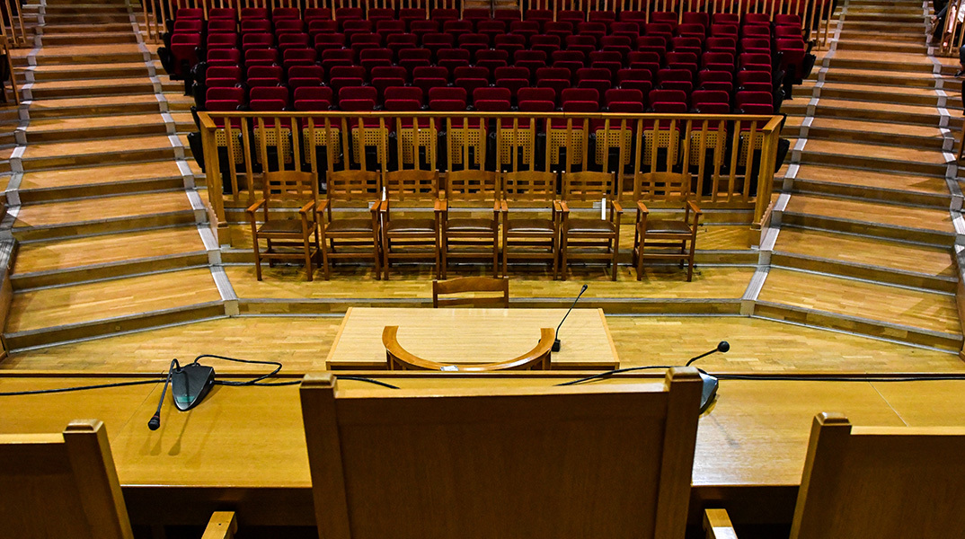 Τι τα θέλουμε τα δικαστήρια; Αφού έχουμε «επιτροπές», εκπομπές και μέσα κοινωνικής δικτύωσης