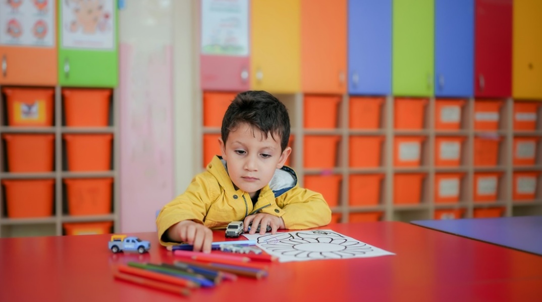 Παιδάκι σε τάξη νηπιαγωγείου