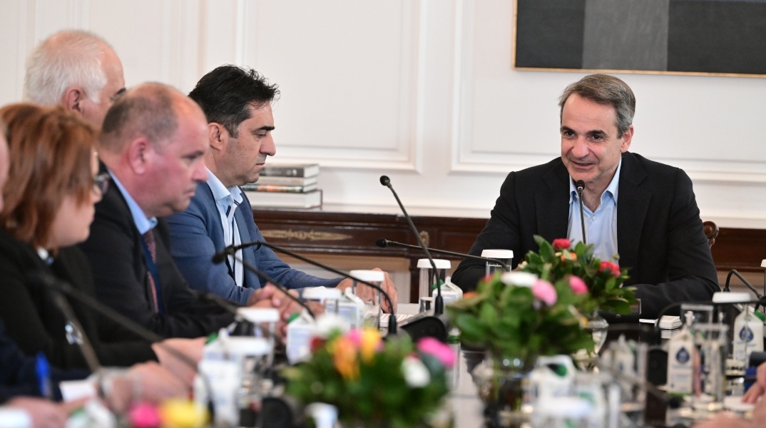 Συνάντηση Μητσοτάκη με αγρότες στο Μέγαρο Μαξίμου