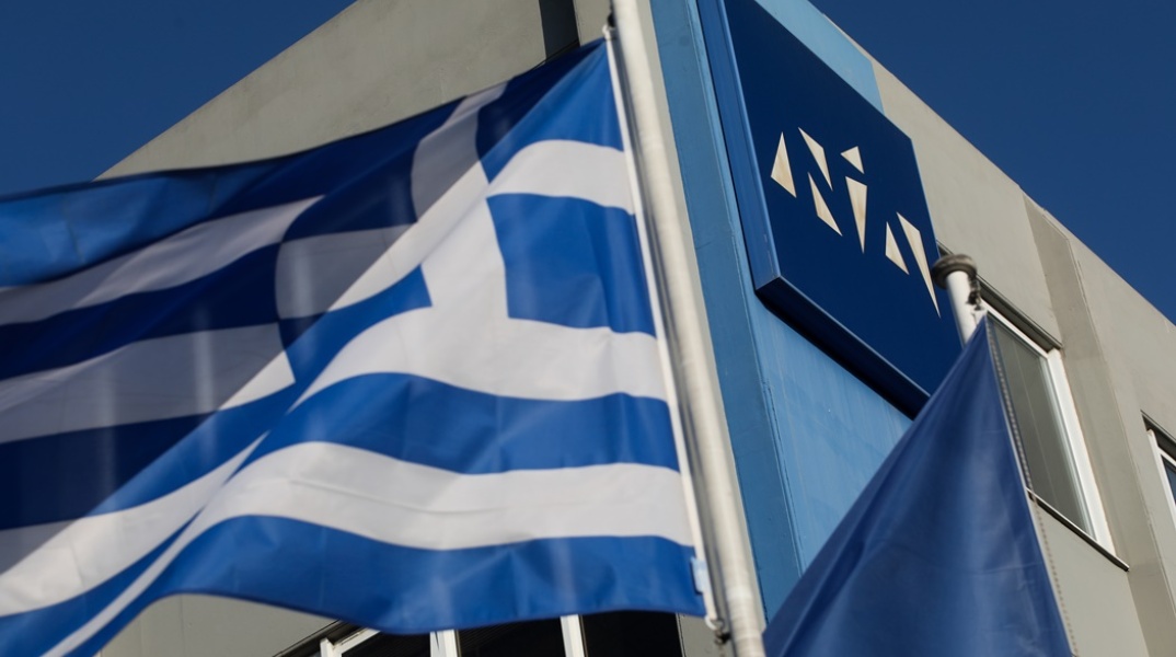 Το κτίριο της Νέας Δημοκρατίας με το έμβλημα του κόμματος στην Πειραιώς