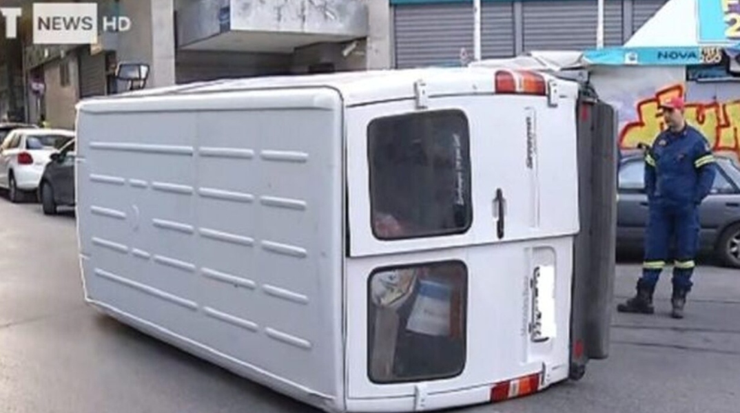 Τροχαίο στα Πατήσια: Βαν παραβίασε το κόκκινο και συγκρούστηκε με αυτοκίνητο