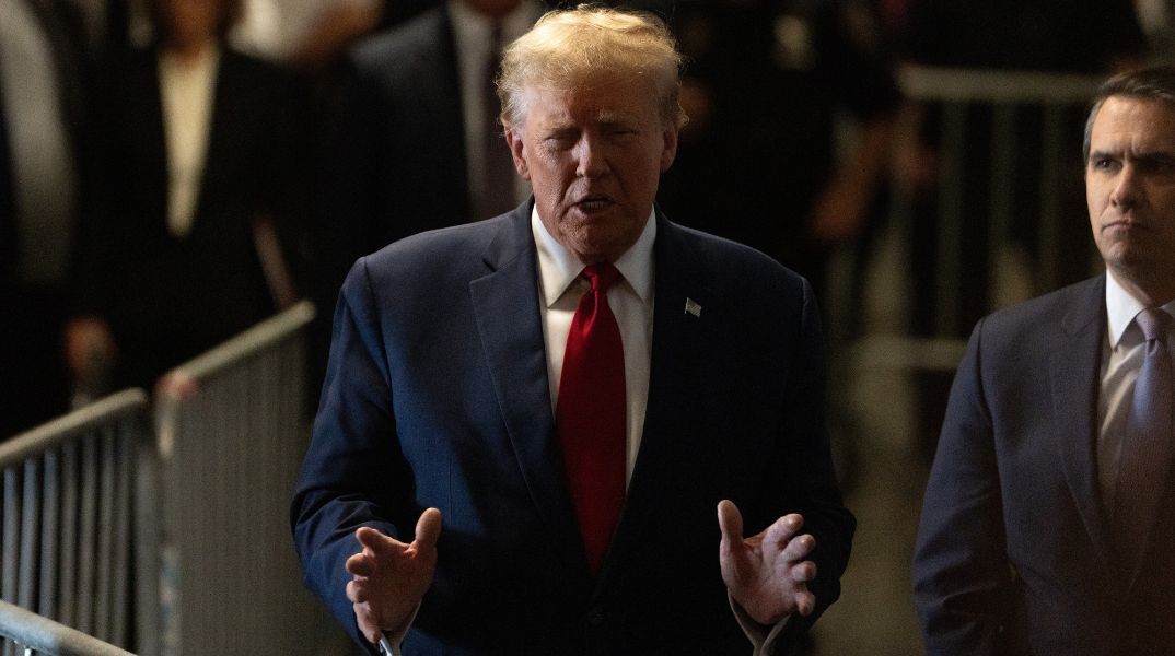 Ντόναλντ Τραμπ: Αναβολή της ποινικής δίκης του υποψηφίου προέδρου των ΗΠΑ στη Νέα Υόρκη - Για την υπόθεση δωροδοκίας της Στόρμι Ντάνιελς.