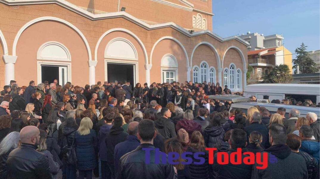 Σπαραγμοί στην κηδεία του 15χρονου που έπεσε από τον 5ο βγάζοντας selfie 