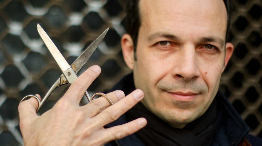 Αχιλλέας ΙΙΙ: Συνέντευξη με τον συγγραφέα για το νέο του βιβλίο «Τέλος Πάντων» που κυκλοφορεί από τις εκδόσεις Ίκαρος.