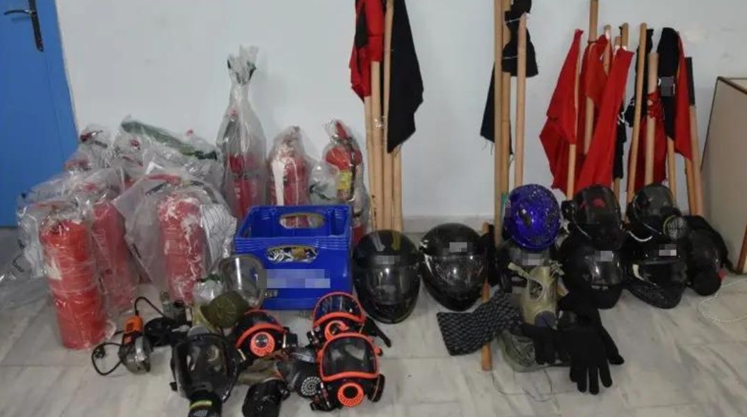 ΕΛ.ΑΣ. - επιχείρηση στο ΑΠΘ: Από αντιασφυξιογόνες μάσκες μέχρι χειροβομβίδες χειρός και μεταλλικούς τροχούς κοπής εντόπισαν οι αρχές.