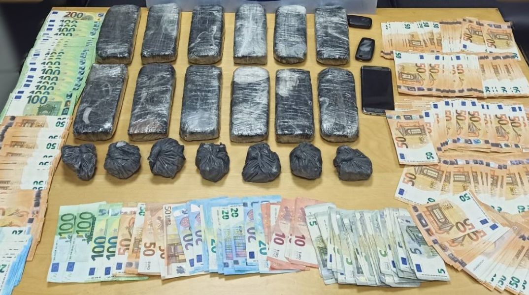 Θεσσαλονίκη: Κατασχέθηκαν 7 κιλά ηρωίνης - Τα έκρυβε ανδρόγυνο σε «καβάτζα» σε βράχια - Σχηματίστηκε δικογραφία σε βάρος τους.