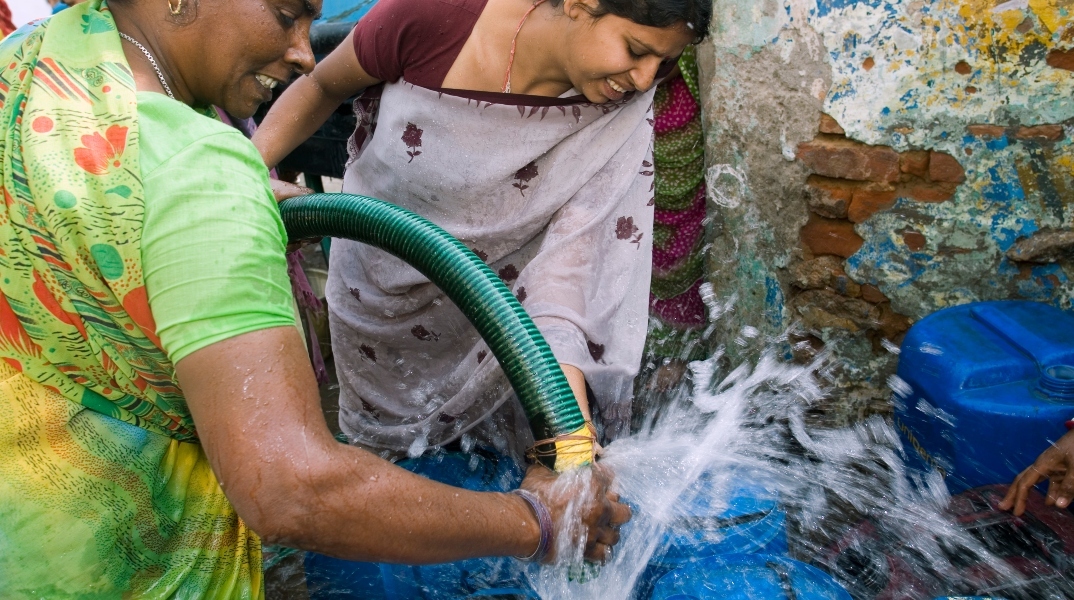 Καύσωνες και ξηρασία προκαλούν λειψυδρία στην Ινδία. Οι κάτοικοι αναγκάζονται να προμηθευτούν νερό από βυτιοφόρο στην παραγκούπολη Kusumpur Pahari στο Νέο Δελχί, κατά τη διάρκεια του καύσωνα του 2022