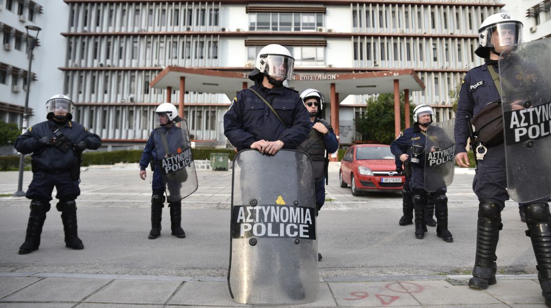 Θεσσαλονίκη: Οι 49 προσαγωγές μετατράπηκαν σε συλλήψεις μετά την επέμβαση της αστυνομίας στη Σχολή Θετικών Επιστημών του ΑΠΘ.