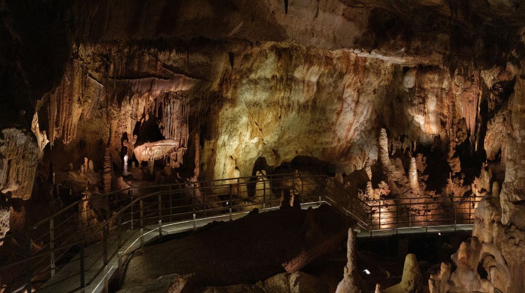 Χαλκιδική: Επαναλειτουργεί μετά από 5 χρόνια το σπήλαιο των Πετραλώνων - Περιήγηση στο «Σπίτι του Αρχανθρώπου» - Εντυπωσιακές εικόνες.