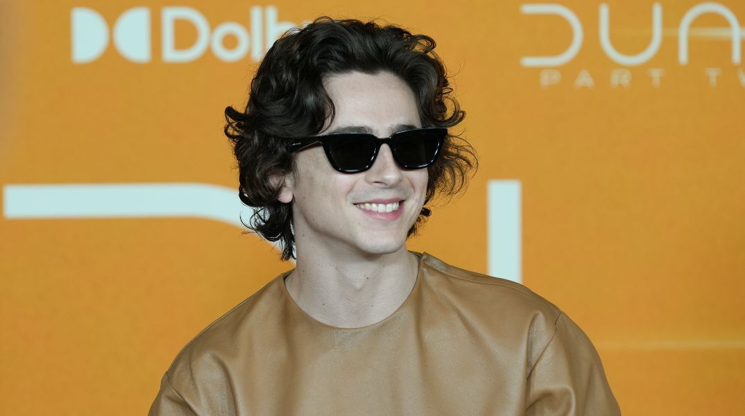 Τιμοτέ Σαλαμέ: Πρώτες εικόνες του ηθοποιού ως Μπομπ Ντίλαν για την ταινία «A Complete Unknown» - Καταγράφει τα πρώτα χρόνια του τραγουδοποιού στη Νέα Υόρκη.