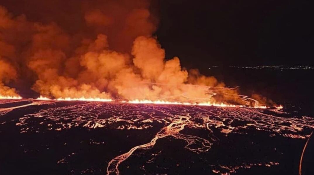 Ποτάμια λάβας κοντά στο Γκρίνταβικ της Ισλανδίας μετά την έκρηξη του ηφαιστείου