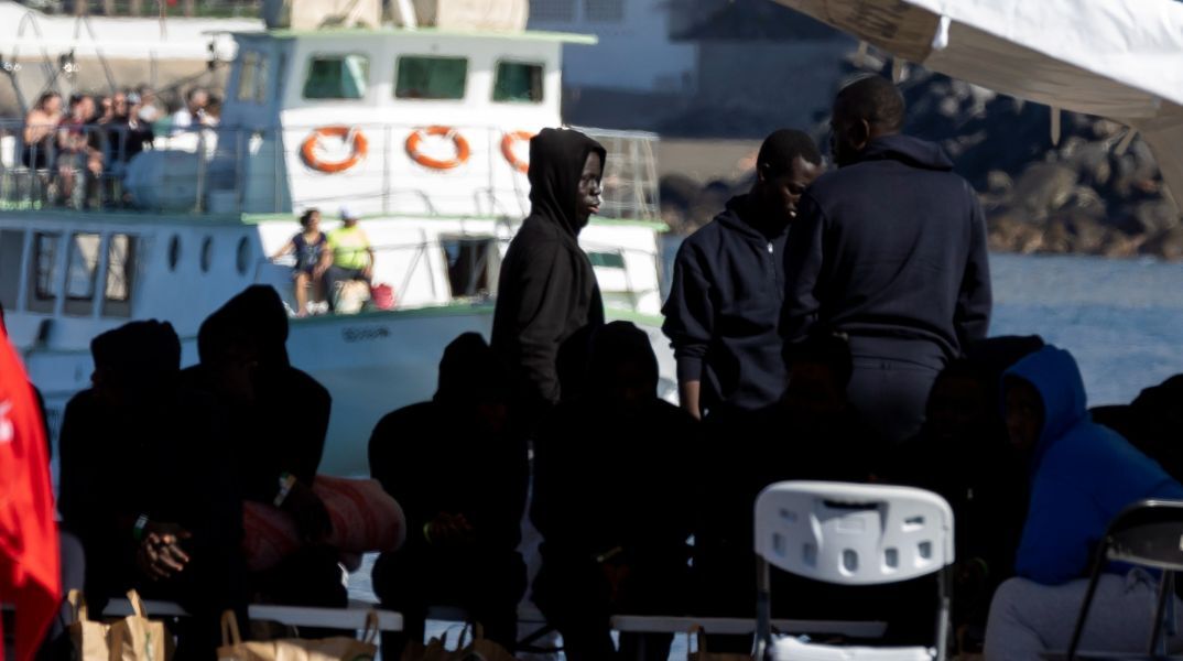 Ισπανία: Συνελήφθησαν τρία άτομα που πέταξαν μετανάστες στη θάλασσα, με αποτέλεσμα πέντε από αυτούς να πνιγούν.