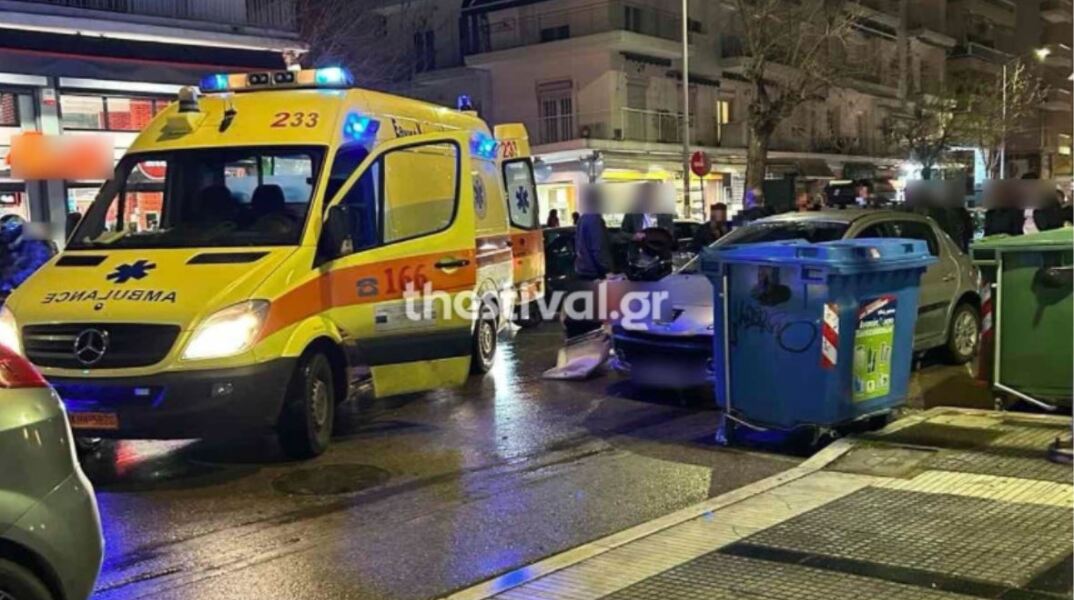 Τροχαίο ατύχημα στην Θεσσαλονίκη - Μηχανή ντελίβερι συγκρούστηκε με Ι.Χ.