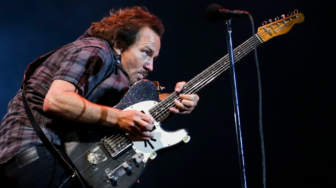 O Eddie Vedder, frontman των Pearl Jam, μίλησε για τις ομοιότητες του κοινού της Taylor Swift με το punk rock.