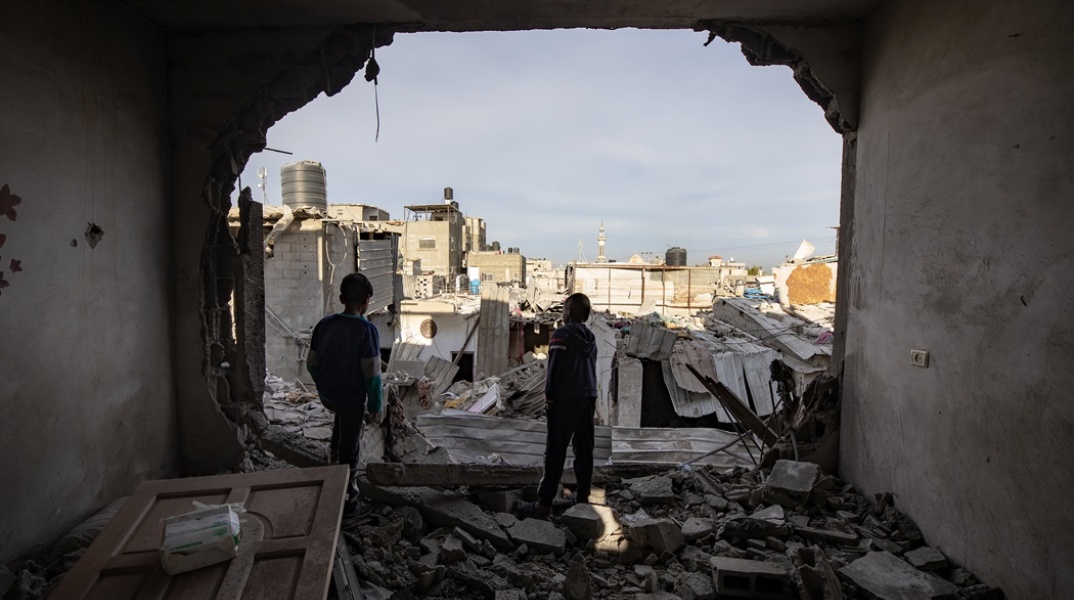 Παιδιά σε κατεστραμμένα κτίρια στη Λωρίδα της Γάζας